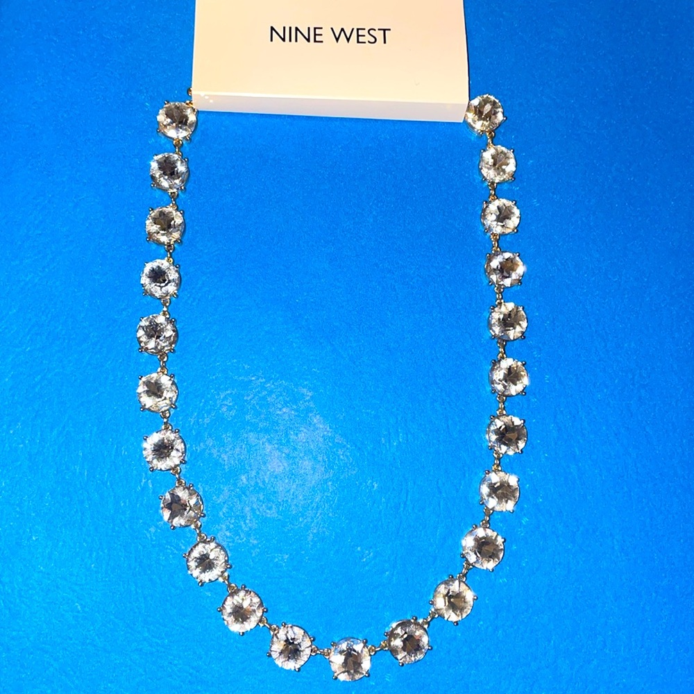 A lovely costume jewelry designed to bedazzle any audience! It looks stunning!